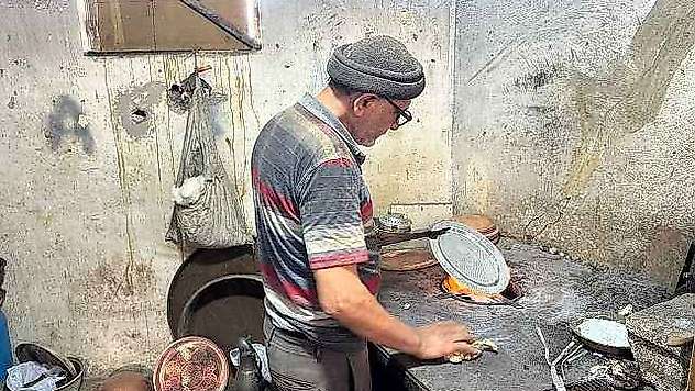 60 Yıldır 10 metrekarelik dükkanda kalaycılık mesleğini yaşatmaya çalışıyor