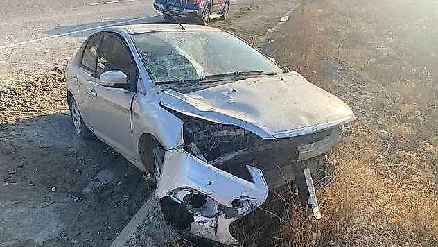 Otomobil menfeze savruldu, sürücü yaralandı