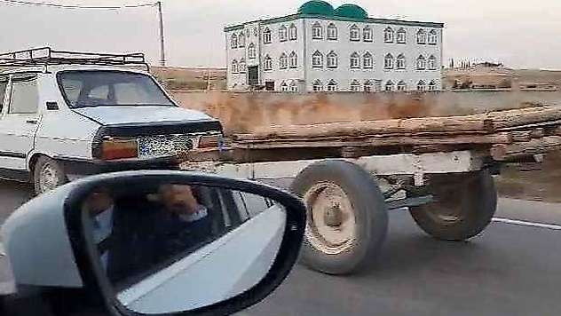 Adıyaman'da ilginç görüntü: Otomobil at arabasını çekti
