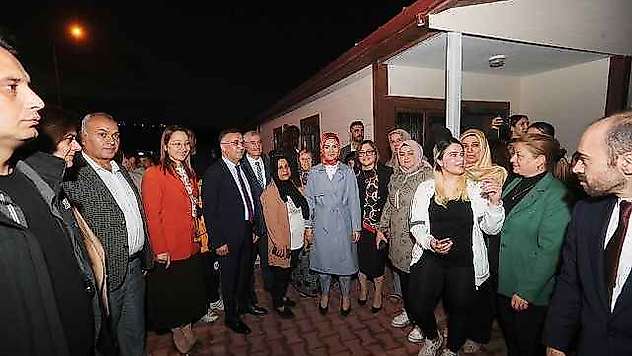 Bakan Göktaş, Şahinbey'de yetim aileler için yapılan konutları inceledi