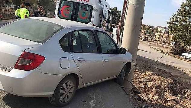Gölbaşı'nda otomobil elektrik direğine çarptı