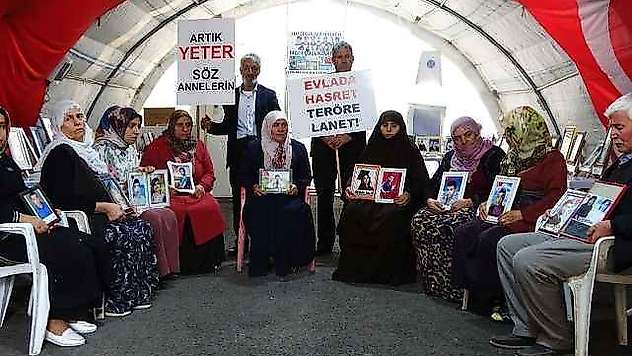 Evlat mücadelesindeki ailelerin nöbeti sürüyor