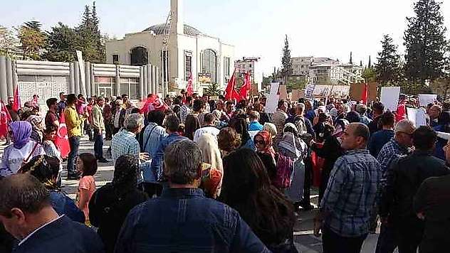Orta hasarlı bina sakinlerinden düdüklü eylem