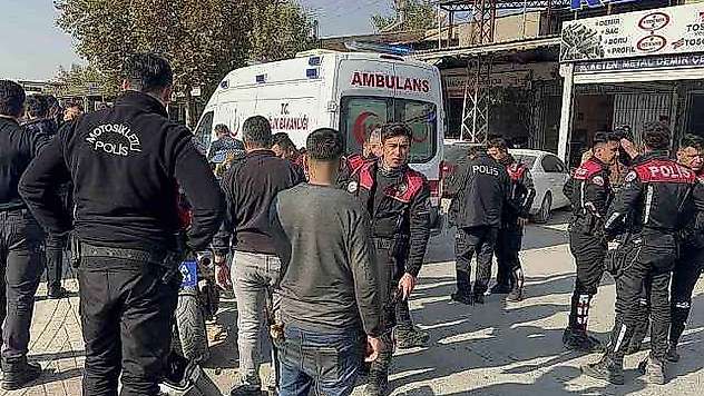 Otomobil kavşakta yunus ekiplerine çarptı