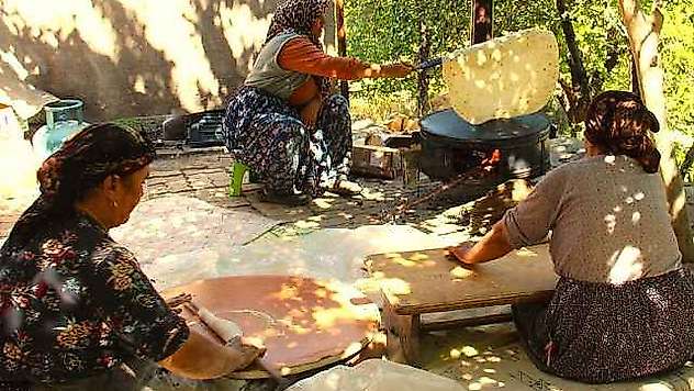 Kahramanmaraş'ta kadınlar bir araya gelerek imece usulü ekmek yapıyor