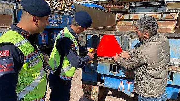 Malatya'da jandarma reflektör kullanımına dikkat çekti