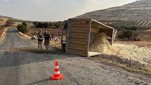 Kum yüklü kamyon devrildi: 1 yaralı