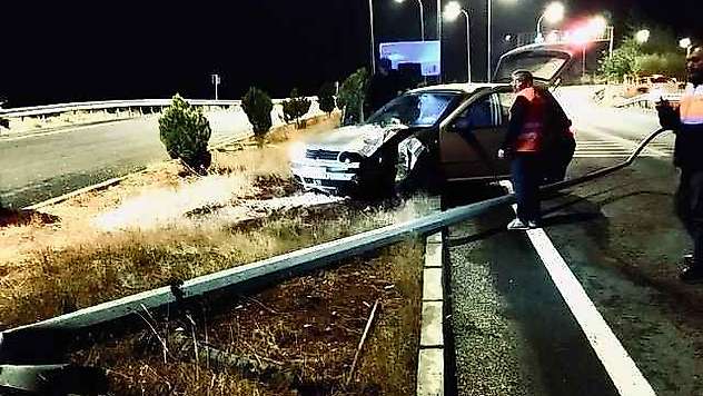 Otomobil elektrik direğine çarptı: 4 yaralı