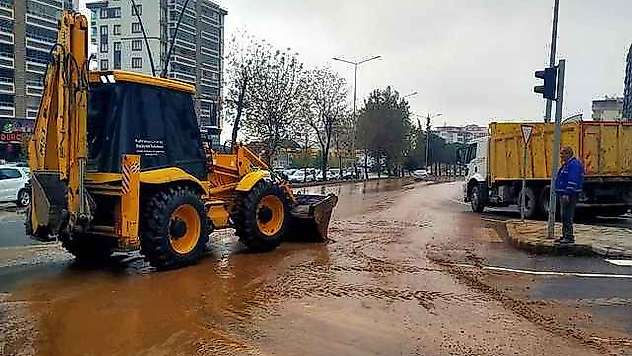 Kahramanmaraş'ta ekiplerin sağanak yağış nöbeti