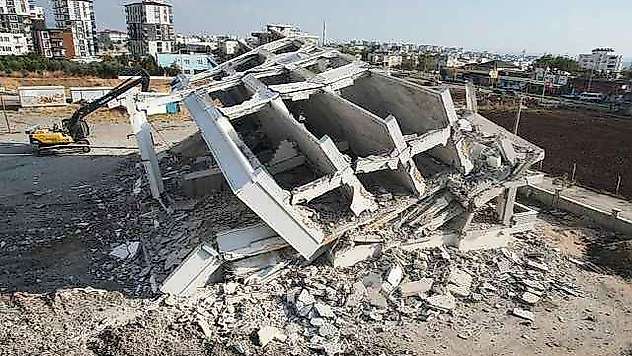 Adıyaman'da binalar tek tek yıkılıyor