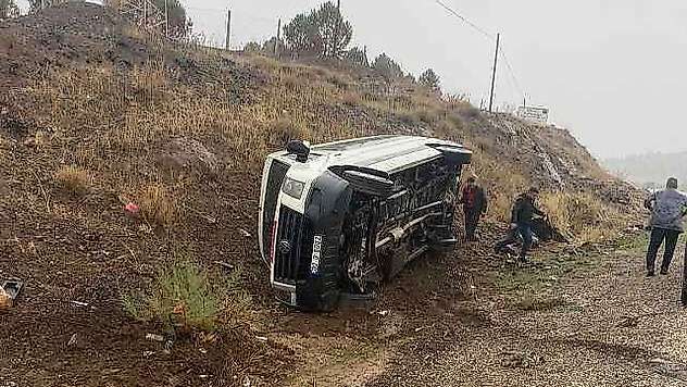 Minibüs şarampole devrildi: 2 yaralı