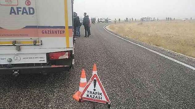 Cenazeye gidenleri taşıyan minibüs devrildi: 2'si ağır 18 yaralı