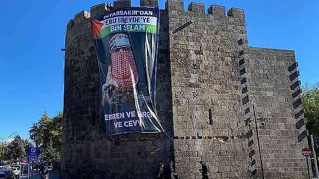 Tarihi Diyarbakır surlarına Ebu Ubeyde'nin dev posteri asıldı