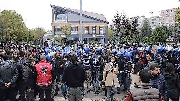 Diyarbakır'da izinsiz gösteri yapan HEDEP ve DBP'lilere polis müdahalesi: 50 gözaltı