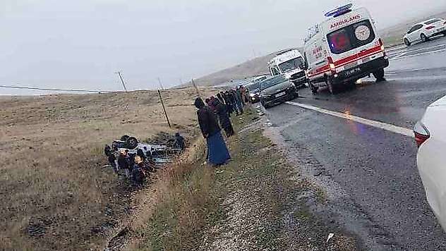 Kamyonet şarampole devrildi: 2 yaralı