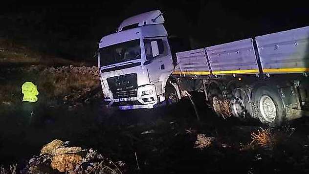 Malatya'da yoldan çıkan tır şarampole düştü: 1 yaralı
