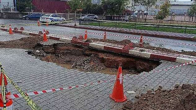Siirt'te sağanak yağış sonucu yol çöktü