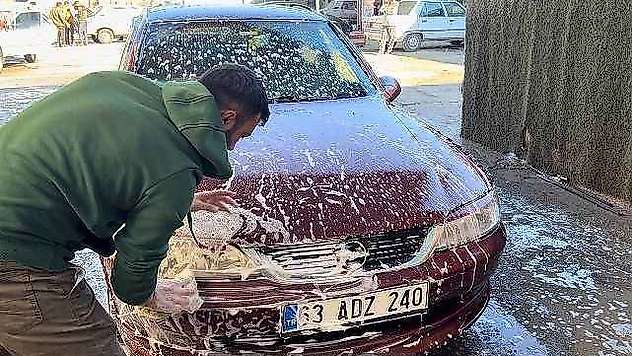 Toz bulutu oto yıkamacıların yüzünü güldürdü