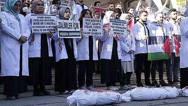 Diyarbakır'da tıp öğrencilerinden kefenli protesto