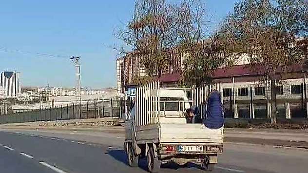 Kamyonet kasasında tehlikeli yolculuk