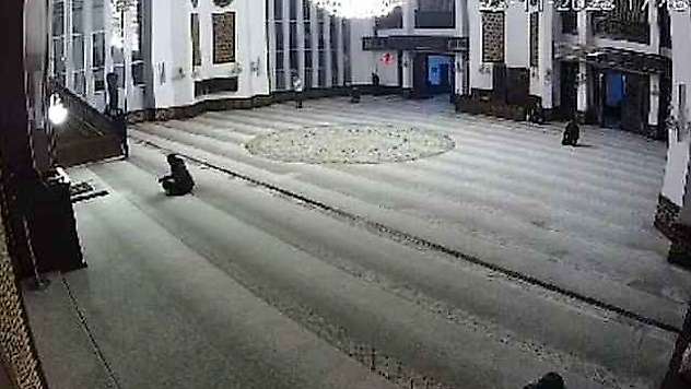 Depreme namaz kılarken yakalandılar