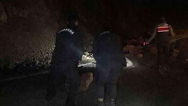 Depremde yola kaya parçaları düştü