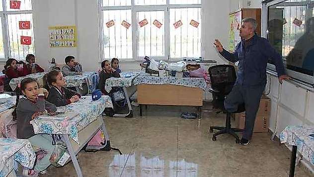 Ailesini depremde kaybeden Kadir öğretmenin sınıfında duygusal anlar yaşandı