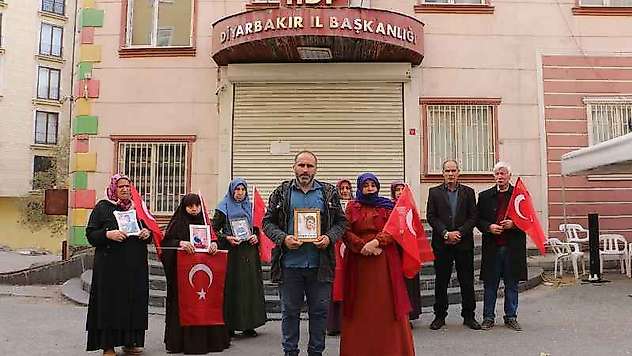 Baba ile anne kaçırılan çocukları için HDP önünde evlat nöbetine katıldı