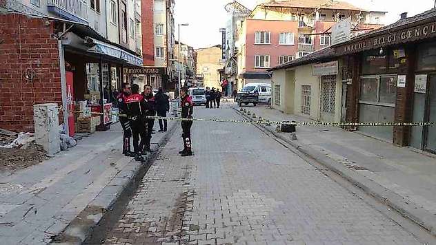 Evinin tadilatını yapan işçilere kurşun yağdırdı