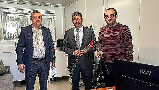 Çalışkan'dan Eğitimcilere Karanfil