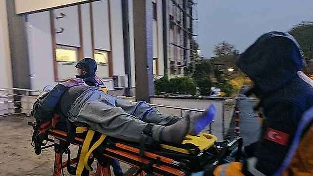 Kontrolden çıkan otomobil park halindeki tıra çarptı: 2 yaralı