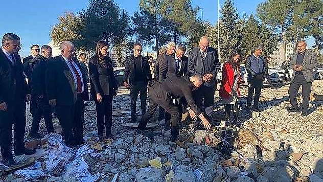 KKTC Meclis Başkanı Töre, otel enkazına karanfiller bırakıp dua etti