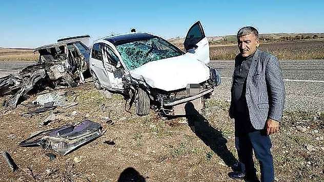 İki otomobil kafa kafaya çarpıştı: 2 ölü, 1 yaralı