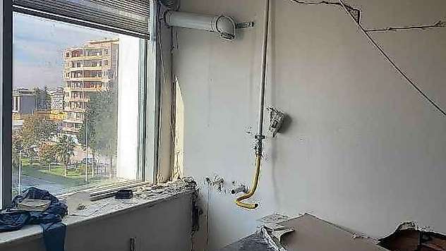 Orta hasarlı binadaki ofisi soydular
