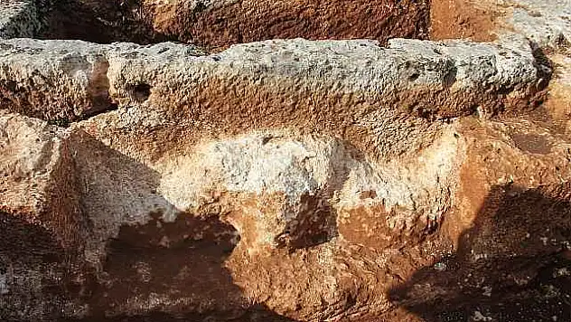 Perre'de 1800 yıllık boğa başı kabartması bulundu