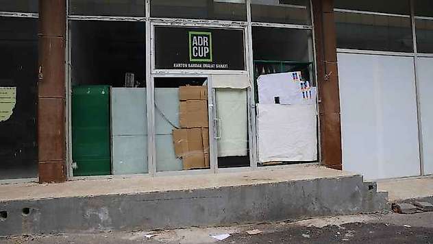 Gaziantep'te kargo çalışanları, müşterinin iş yerini basarak camı çerçeveyi indirdi