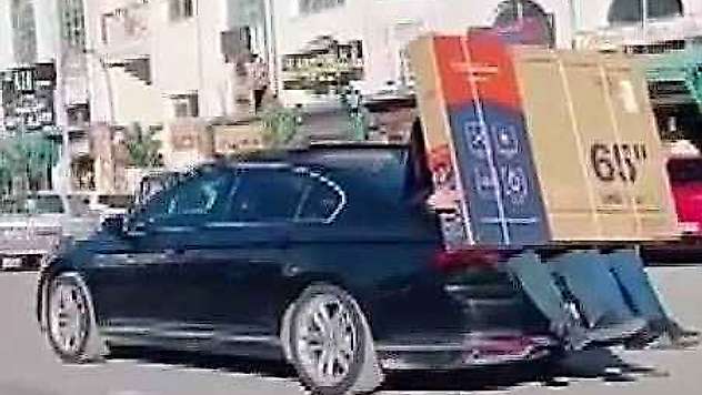 Canlarını Hiçe Sayıp Otomobil Bagajında Kocaman Televizyonu Taşıdılar