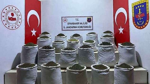 Diyarbakır'da 1 ton 148 kilogram esrar ele geçirildi
