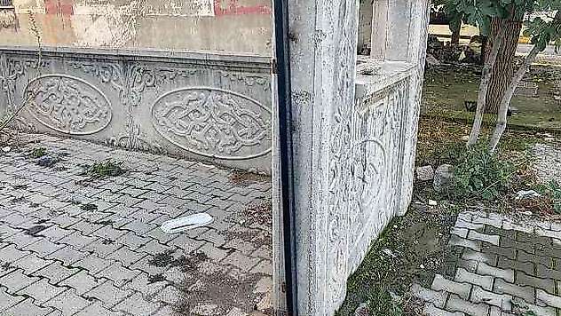 Orta hasarlı binanın bahçe kapısı çalındı
