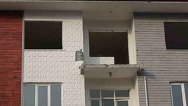 Ağır hasarlı binada söktüğü kapı ile 4. kattan aşığı düştü