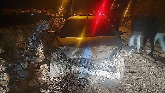İstinat duvarına çarpan otomobilin sürücüsü yaralandı