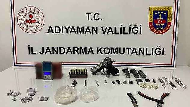 Şüphelinin Aracından Uyuşturucu Ve Evinden Silah Çıktı