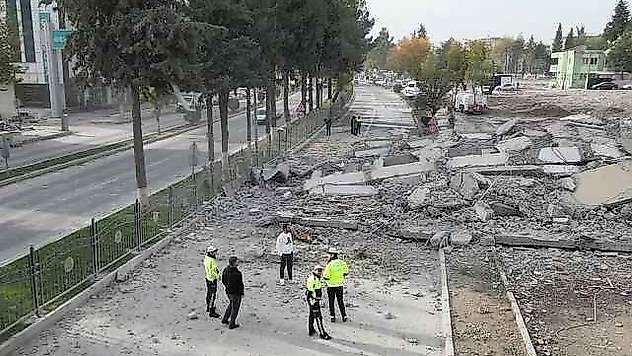 Kara yoluna yıkılan bina trafik yoğunluğuna neden oldu