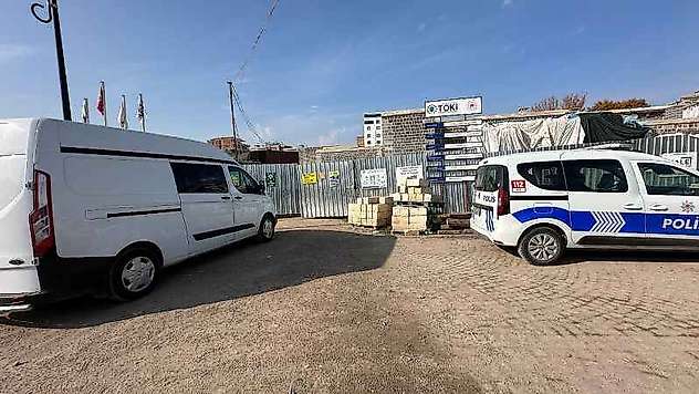 Üstüne duvar düşen işçi hayatını kaybetti