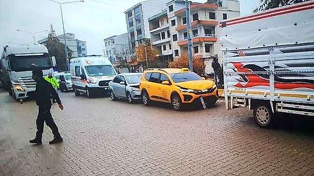 Üç araç birbirine girdi: 1 yaralı