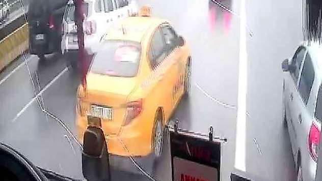 Ticari taksi şoförü 25 yolcunun hayatını tehlikeye attı