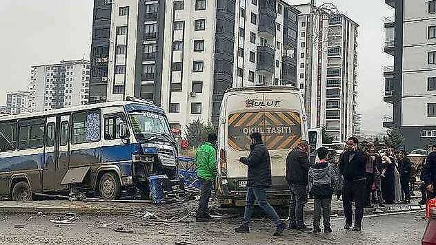 Öğrenci servisi ile yolcu minibüsü çarpıştı: 6 yaralı