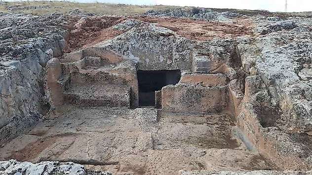 Perre Antik Kent'te Birbirinden İlginç Mezar Kabartmaları Ortaya Çıktı