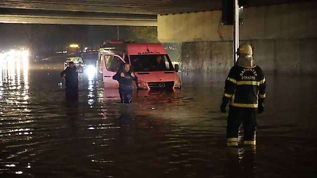 Gaziantep'te yağış nedeniyle köprülü kavşakta 5 araç sular altında kaldı