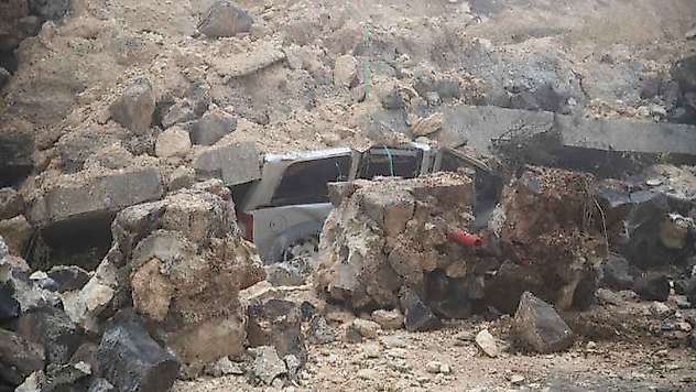 İstinat duvarı çöktü, 3 araç hasar gördü